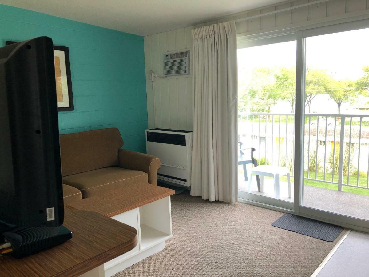 Holiday Beach Resort Motel Okanagan Falls Luaran gambar